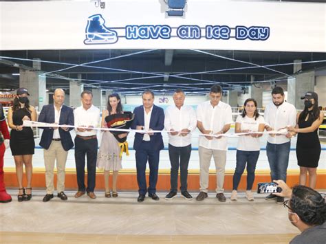 Revista Socialmente Gran Inauguración Pista de Hielo TecnoModa