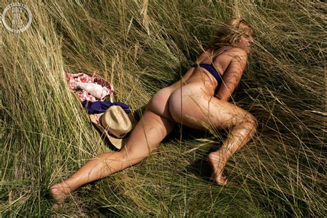 Curvy Amateur Babe Nora Revealing Her Naked Curves Outdoors Photos