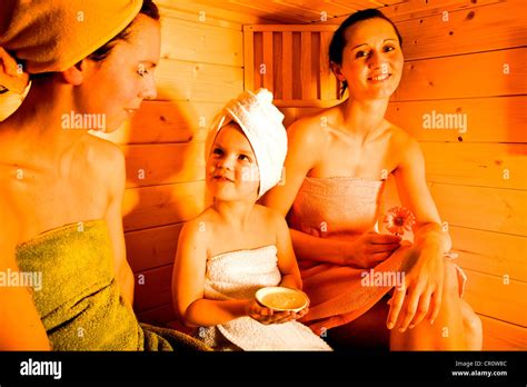 Mother Daughter In Sauna Fotos Und Bildmaterial In Hoher Auflösung Alamy