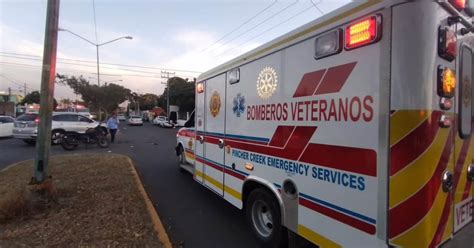 Camioneta Invade Carril Y Dos Motociclistas Se Impactan Con Ella En El