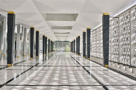 a long hallway with white and black columns on both sides, lined with ...