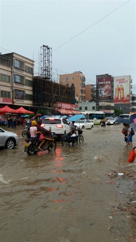 汕尾海豐突降暴雨 路面積水成河 每日頭條