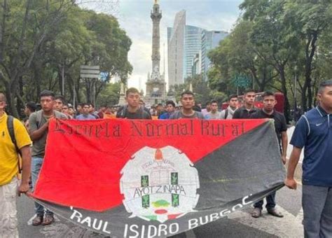 Padres De Los Normalistas Vuelven A Marchar En CDMX