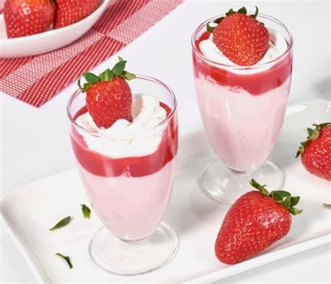 Postre Cremoso De Fresas Con Chantilly