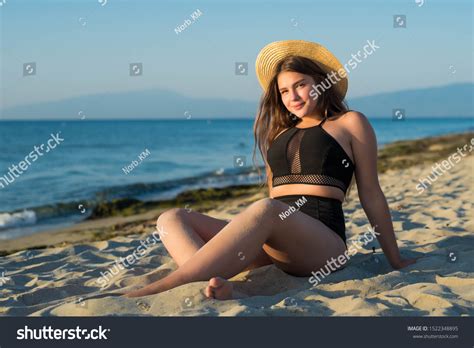 Plus Size Bikini Models Images Photos Et Images Vectorielles De Stock Shutterstock