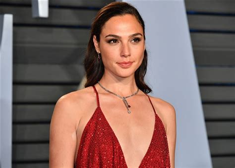 Israeli Actress Gal Gadot Defends Cleopatra Casting After Whitewashing