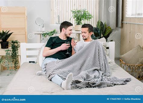 Feliz Pareja Gay En La Cama En Casa La Pareja Gay Ama El Hogar Imagen De Archivo Imagen De