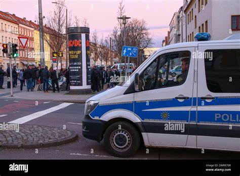 Leipzig Demo Gegen Rechts In M Ckern Polizei Trennt Beide Lager