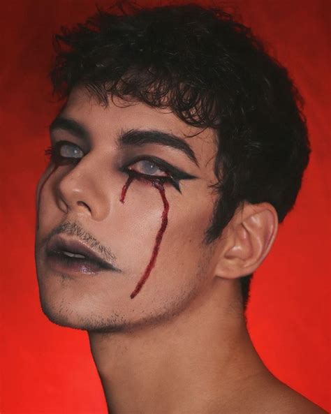 Pin de 𝕵𝖍𝖔𝖓 𝕷𝖚𝖈𝖆𝖘 em Aʀᴛ Maquiagem Fantasias de halloween para