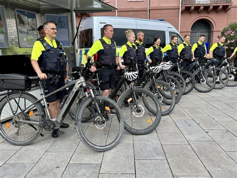 Neue Fahrradstaffel Karlsruher Polizei Geht Jetzt Mit Dem Rad Auf