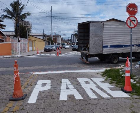 Prefeitura de Caraguatatuba revitaliza sinalização de solo em ruas do