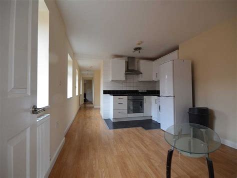 2 Bed Flat To Rent In Heigham Road London E6 £1450 Pcm Zoopla