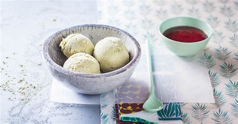 Glace au thé vert et coulis de cerise