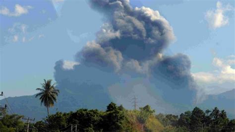 Gunung Lokon Siaga Erupsi