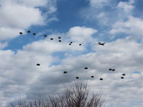 習志野駐屯地で陸自第1空挺団「降下訓練始め」 米英など7カ国も参加 船橋経済新聞