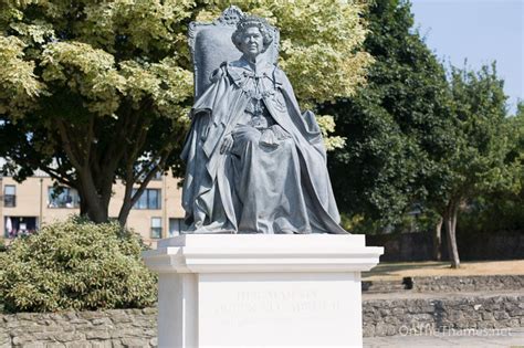 New statue of the Queen unveiled in Gravesend - On The Thames