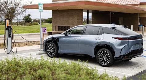 Toyota anuncia o primeiro carro elétrico no Brasil a Lexus em 2025