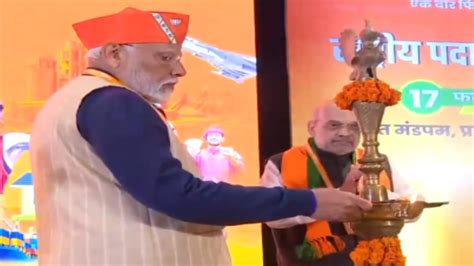 Bjp National Convention पीएम मोदी ने दीप जलाकर की बीजेपी के राष्ट्रीय अधिवेशन की शुरुआत लोकसभा