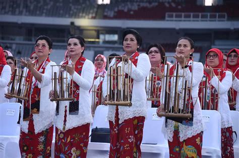 Panglima Tni Dan Ketum Dharma Pertiwi Berpartisipasi Dalam Angklung