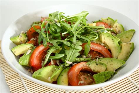 Ensalada de aguacate y tomate sana rápida y muy rica