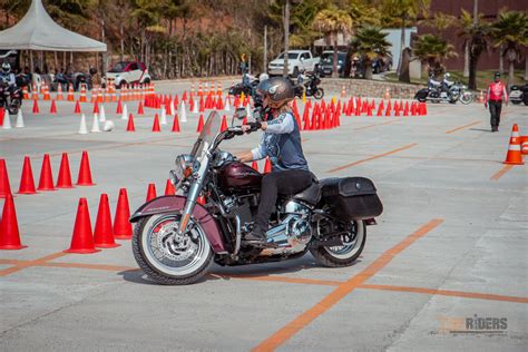 The Riders 55 Conheça a história da motociclista Neusa Genovez The