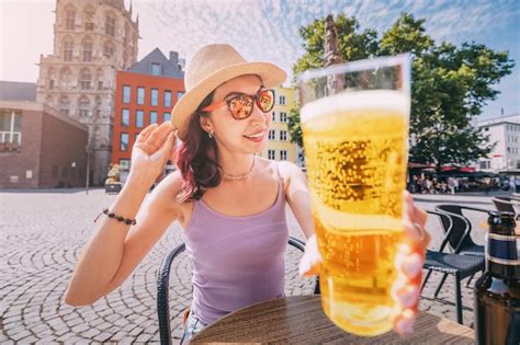 Una Chica Bebe Y Prueba Una Deliciosa Cerveza Artesanal Tradicional