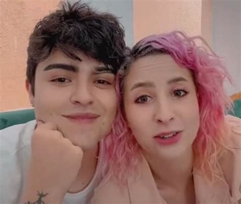 Una influencer pansexual inició una relación con un joven gay