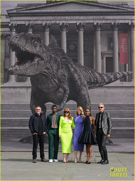 Jurassic World Dominion Cast Pose With Giant Dinosaur During London