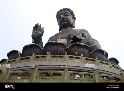 La Estatua Del Gran Buda El Monasterio Po Lin La Isla De Lantau Hong