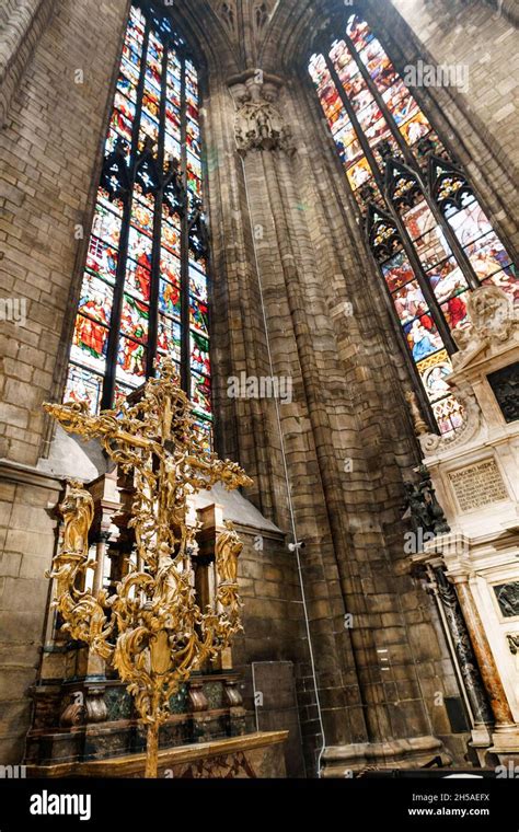 Composición escultórica dorada de la crucifixión de Jesús en la cruz en