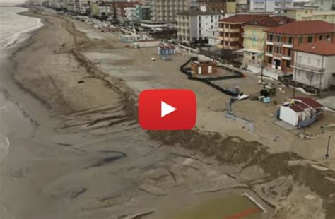 Meteo Cronaca Diretta Video Rimini La Mareggiata Devasta La