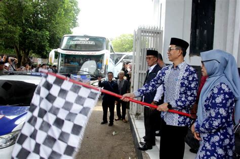 Calon Jamaah Haji Kloter Kjt Asal Subang Dilepas Sekda Subang