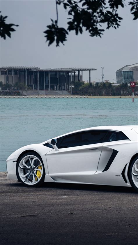 Papéis de Parede Lamborghini Aventador supercarro branco no beira rio