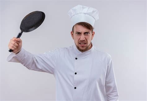 Um Jovem E Furioso Chef Barbudo Vestindo Uniforme Branco De Fog O E