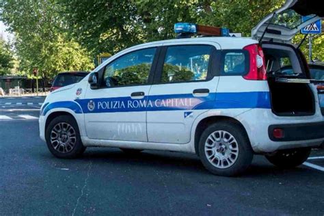 Incidente Sulla Via Litoranea Un Furgone Finisce In Un Fosso Due