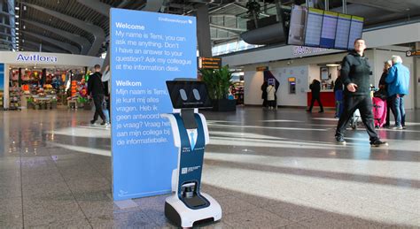 Robots Helpen Reizigers Op Eindhoven Airport Zakenreisnieuws