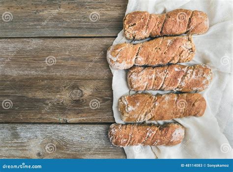 Il Pane Rustico Al Forno Del Villaggio Baguette Ha Messo Di Recente