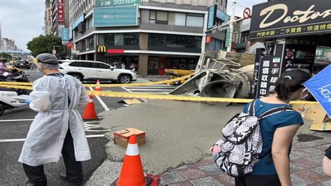 嚇！水泥預拌車翻覆 北市路面「水泥流滿地」 Yahoo奇摩汽車機車