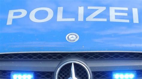 Zwei Autos stoßen auf der Korbacher Umgehung frontal zusammen