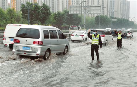 太原交警：雨中执勤 黄河新闻网