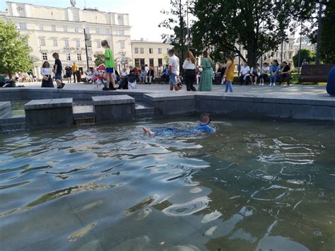 Zrobiło się ciepło dzieci szukają ochłody w fontannach na pl