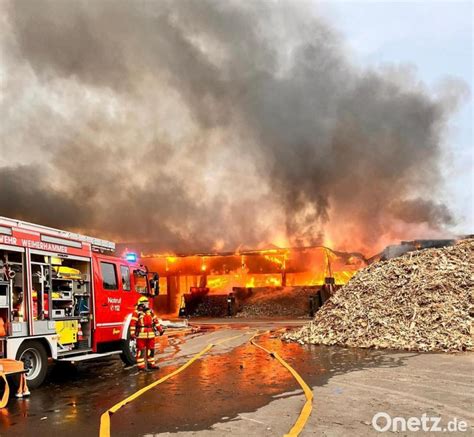 Feuer Schock am Sonntagabend Großbrand in Recycling Lager bei Mantel