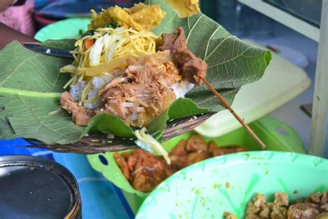 Gurihnya Sego Buwuhan Kuliner Bojonegoro Dibungkus Daun Jati