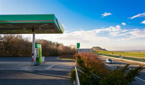 El sencillo truco para saber si una gasolinera está en la autovía o en