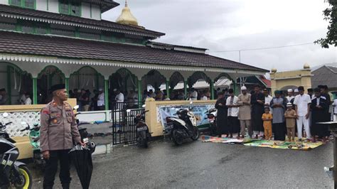 Khidmat Warga Wakal Maluku Jalani Salat Idul Adha Di Tengah Guyuran