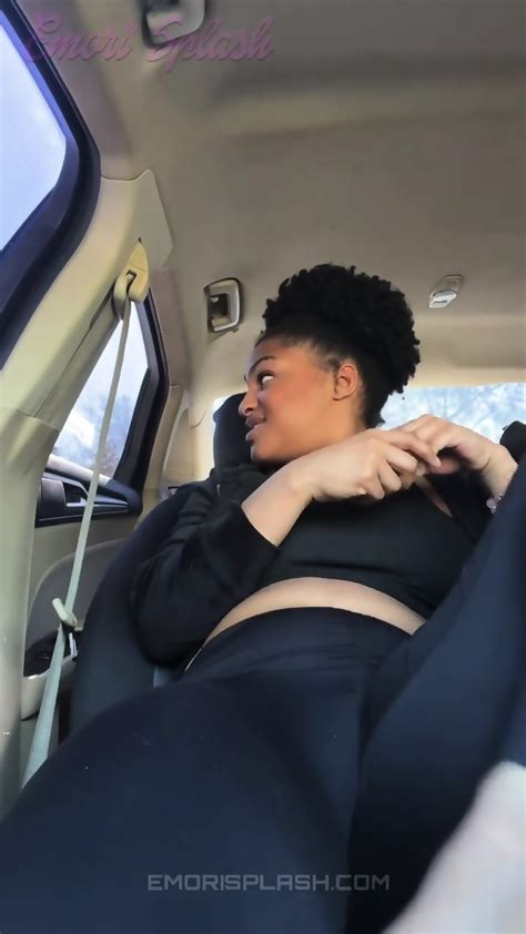 Lightskin Hairy Pussy Ebony Makes A HUGE SPLASH In The Car