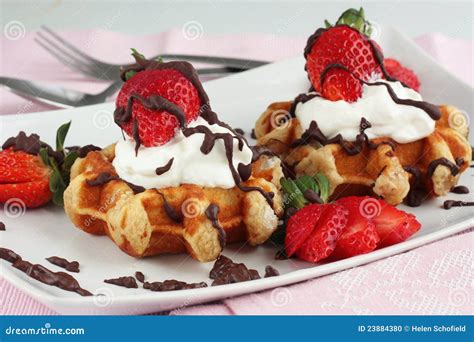 Wafels Met Aardbeien En Room Stock Foto Image Of Mesten Plaat