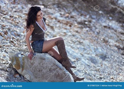 Femme S Asseyant Sur Le Rocher En Pierre Photo Stock Image Du Couleur