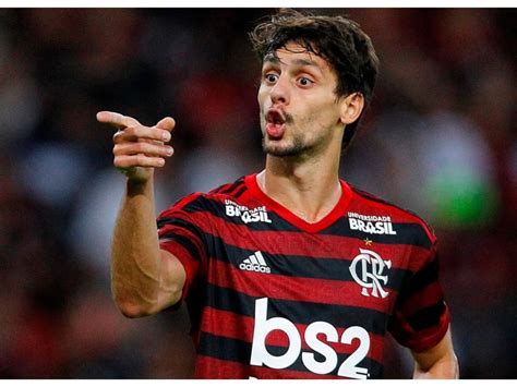 ENTENDA FLAMENGO NÃO QUER SER OBRIGADO A RENOVAR RODRIGO CAIO E