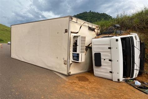 Motorista De Caminh O Perde O Freio E Tomba Ao Descer A Serra De Pirapanema